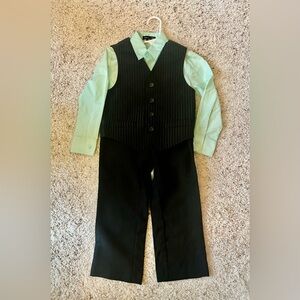 George 3 piece boys suit size 4. Green shirt, black pants, black striped vest.